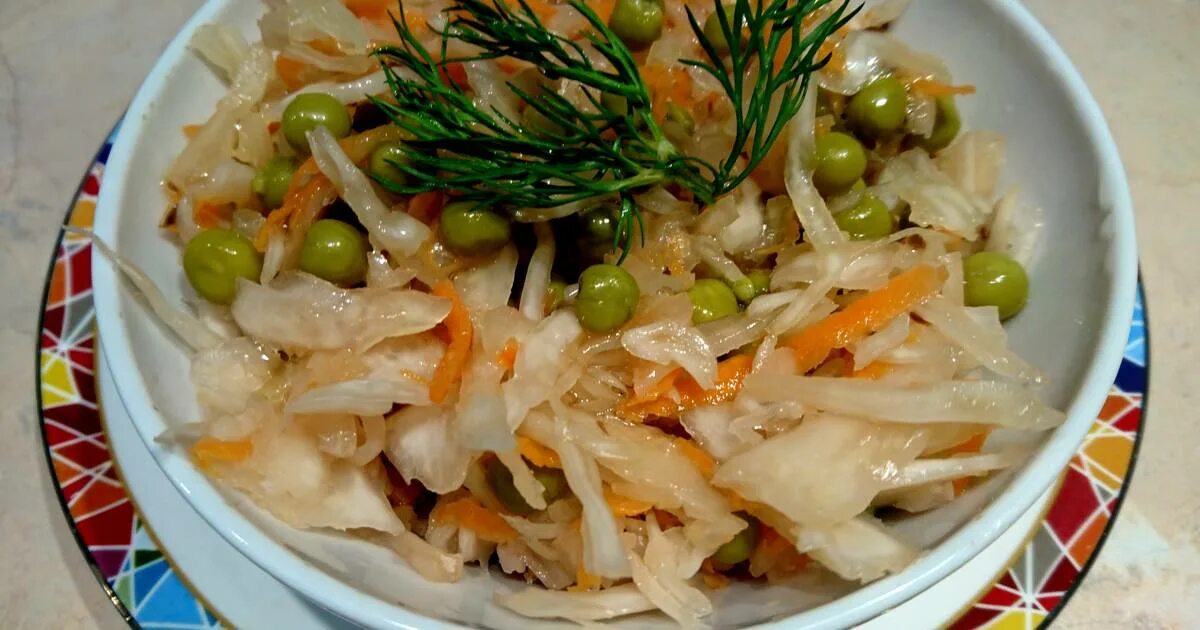 Квашеная капуста с репчатым луком. Салат с квашеной капустой. Квашеная капуста с горошком. Салат с квашеной капустой и горошком. Салат из квашеной капусты с зеленым горошком.