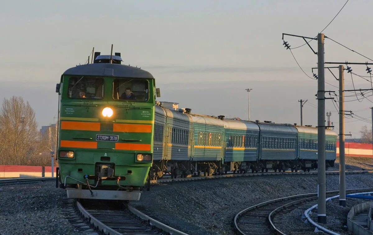 Найти тепловоз. Алтайские тепловозы 2тэ10м. тепловоз 2м62 0659. поезд 2тэ10м. 2тэ10м морда.
