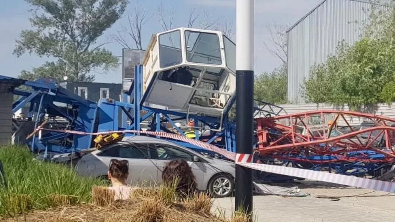 В архангельске упал кран. Упавший кран. В архангельске упал кран. Кран упал на машину. Кран упал на машину.