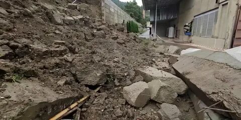 Упала подпорная стена