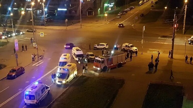 Дтп проспект ветеранов. На перекрёстке машина вехала в бок. Дтп на проспекте ветеранов сегодня. Дтп проспект ветеранов. Авария у ленты сегодня спб.