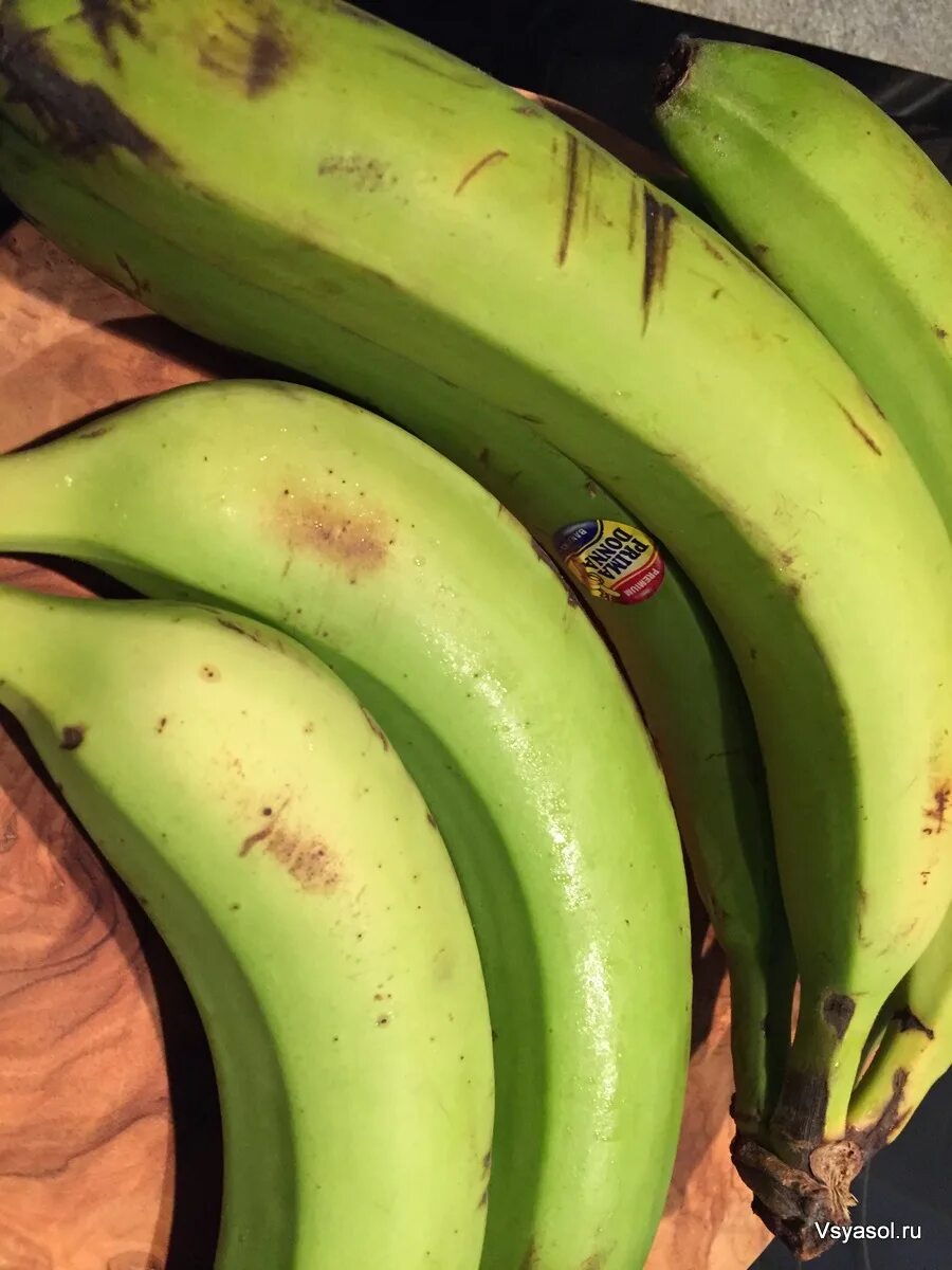 Зеленые бананы. Маленькие зеленые бананы. Большой зеленый банан. Банан зеленый переспелый.