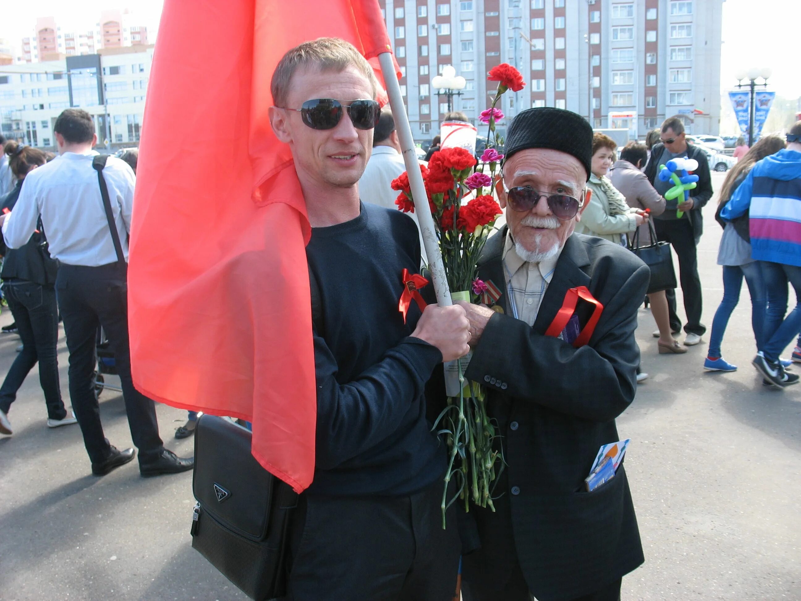 9 Мая фото. Красная лента Победы. Красные ленточки для парада. Красная лента Победы картинки.