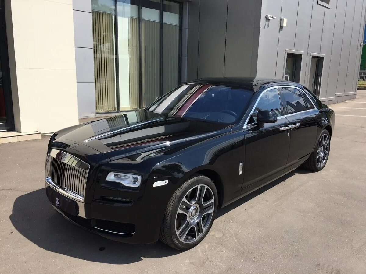 Песню черный рос рос. Rolls Royce Ghost 2016. Черный Роллс Ройс. Rolls Royce Ghost 2016 Black. Rolls Royce Ghost Рестайлинг.