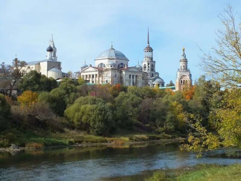 Новоторжский борисоглебский мужской монастырь. Новоторжский Борисоглебский монастырь. Город Торжок Борисоглебский монастырь. Борисоглебский монастырь Торжок осень. Борисоглебский мужской монастырь в городе Торжке Тверской области.