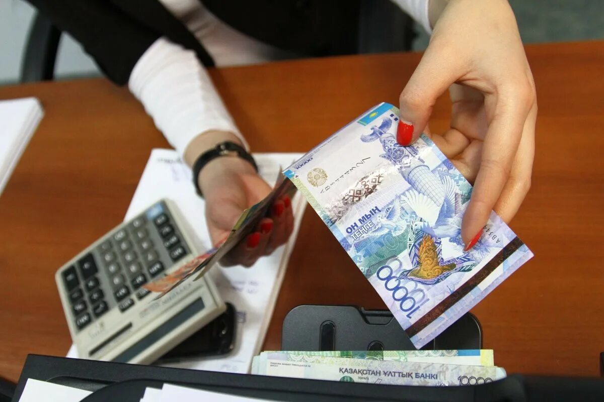 Выплата пособия казахстан. Соцвыплаты в казахстане. пенсии и пособия в казахстане. пенсия тенге. заработная плата.