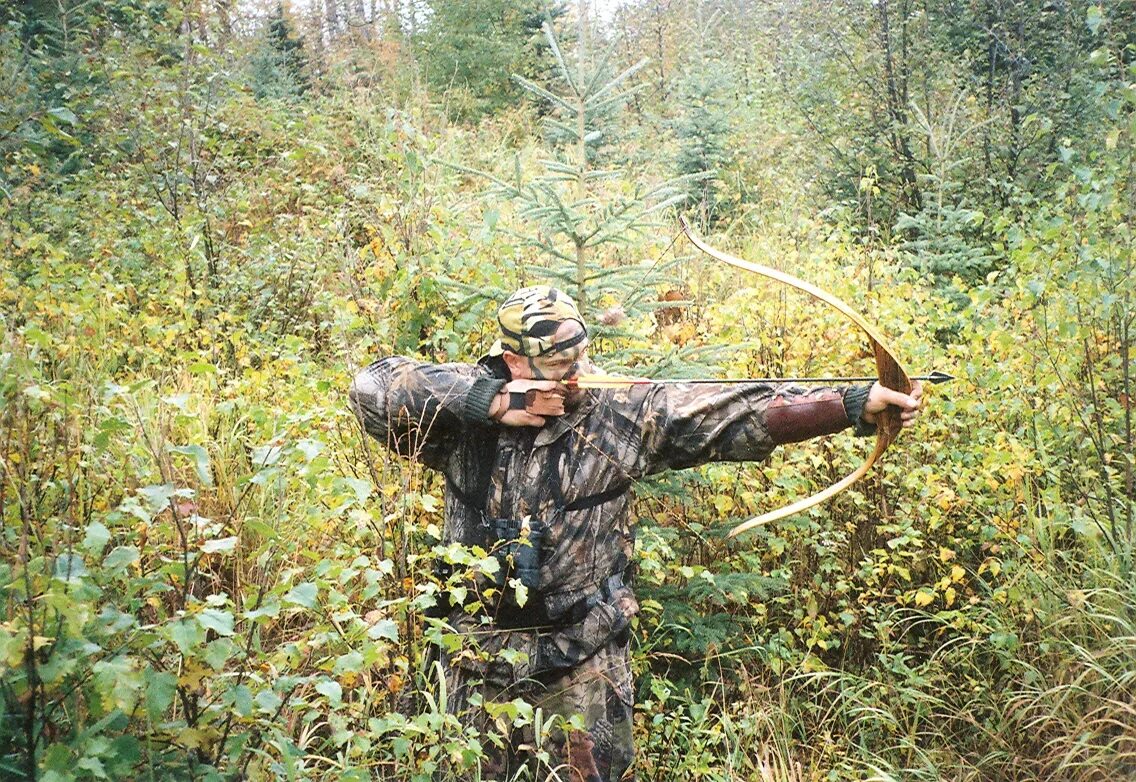 Охота с арбалетом, луком, рогаткой. Сталкер с луком. Traditional Bowhunting. Hunting with a Bow and arrow.
