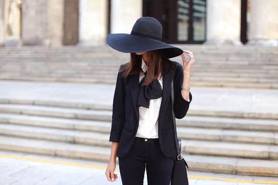 девушка в костюме спиной. брюнетка в спортивном костюме. девушка в пиджаке со спины. блондинка в черной водолазке. девушка со спины в костюме.