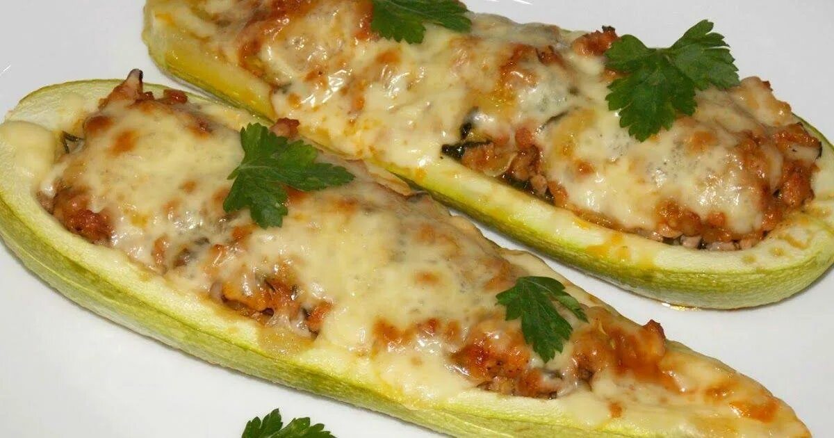 Кабачки фаршированные курицей. Фаршированные кабачки пенечки. Кабачки фаршированные куриным фаршем в духовке. Фаршированные цуккини «лодочки». Жульен в кабачке.