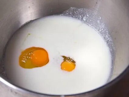 Смешать молоко с яйцом