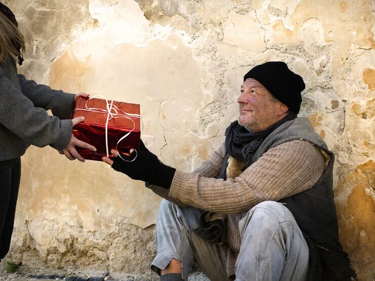 Благотворительность нищим. Человек помогающий нуждающимся. Человек помогающий нуждающимся. Фото нуждающихся. Социальная поддержка бездомных.