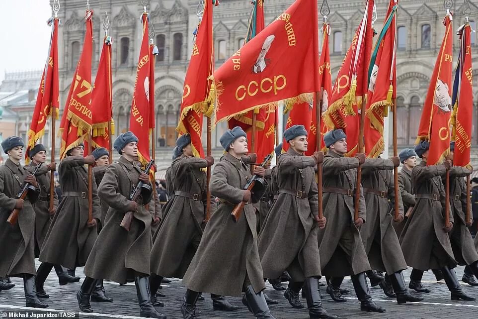 Парад Победы 7 ноября 1941. Парад на красной площади 1941. Парад 41 года на красной площади. Парад советских войск 7 ноября 1941 года на красной площади.
