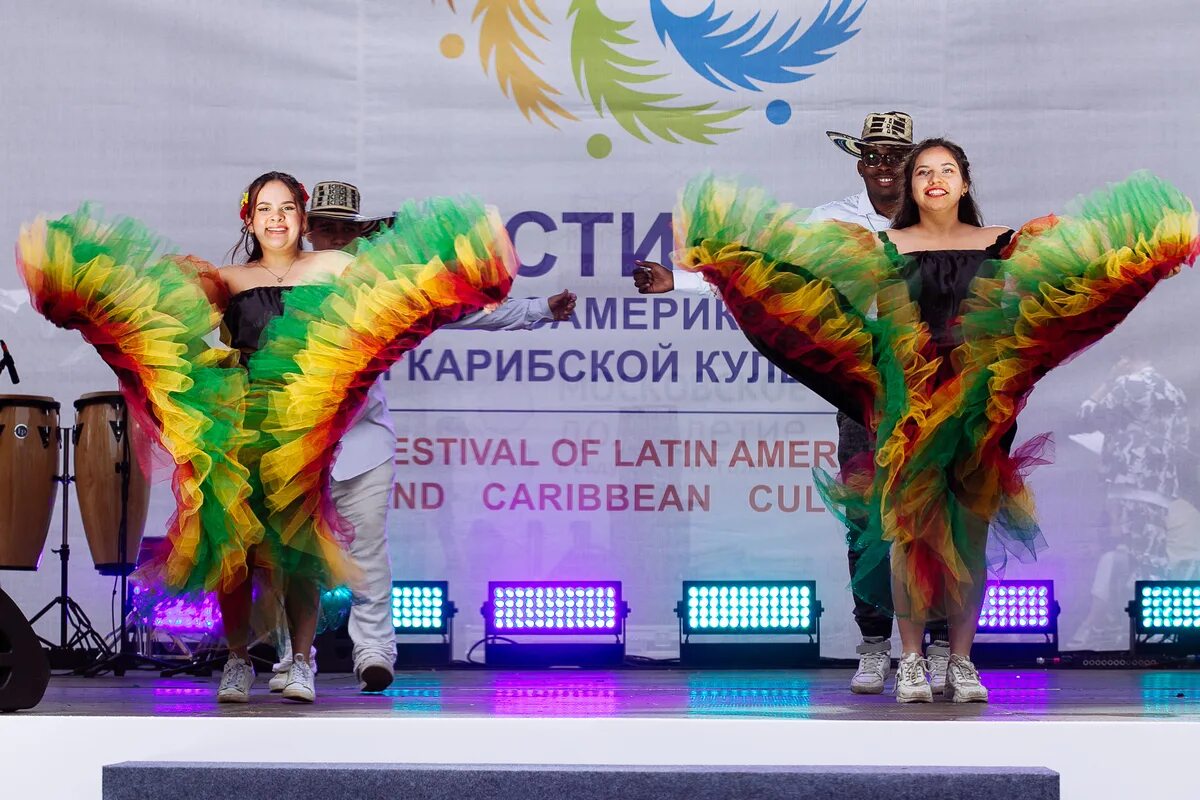 Латинская америка фестиваль. Фестиваль латинской америки в москве. Костюм на фестиваль. Фестиваль латинской америки в москве. Латиноамериканский праздник.