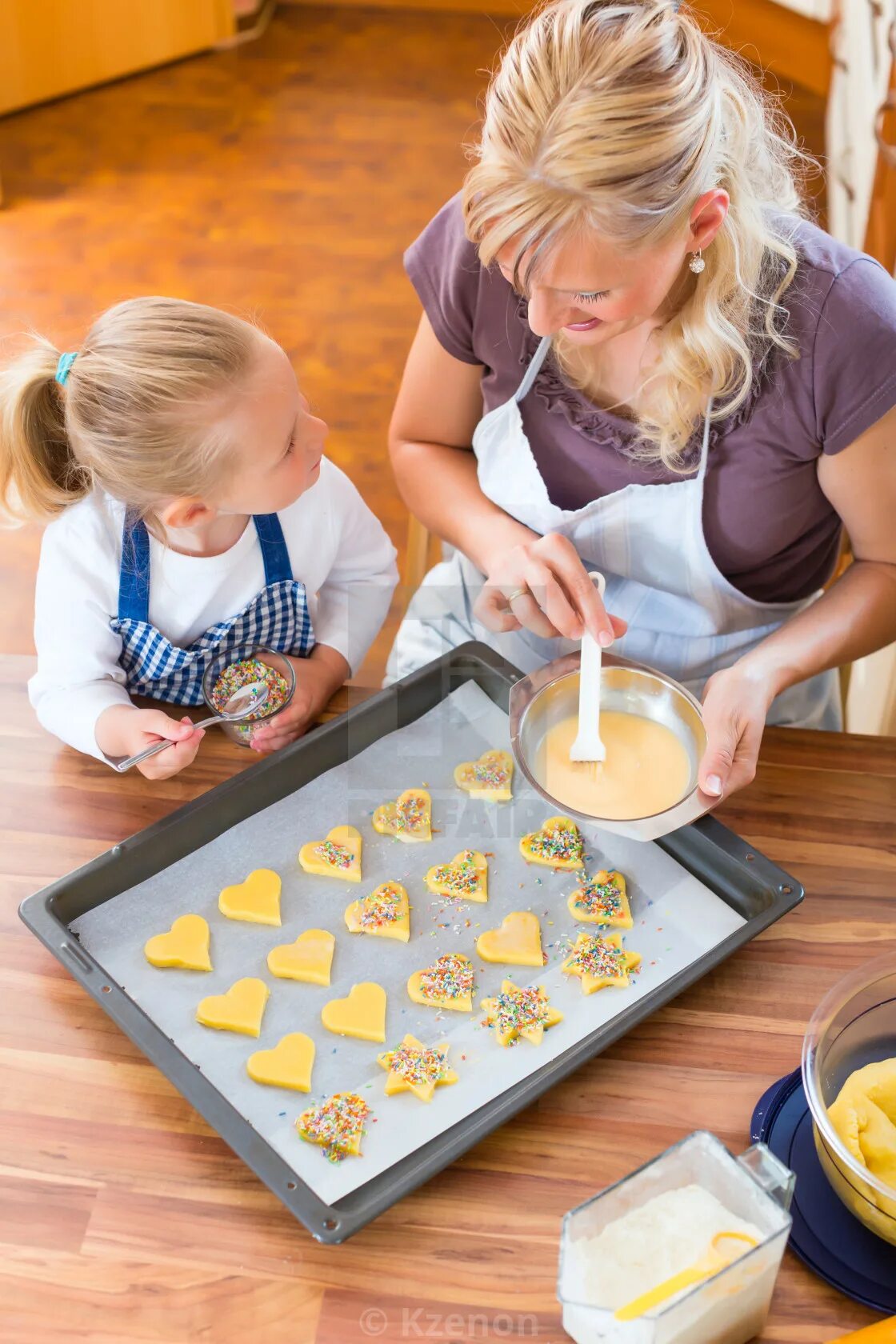 Дети пекут печенье. Мама и дети пекут печенье. Фотосессия на кухне печенье. Печем вместе с детьми. Пироги готовит мама