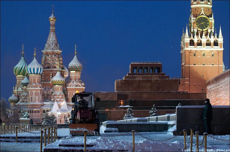 Каток в москве на красной площади. Арбат москва зимой 2021. Гум каток 2021. Куда сходить 1го января. Арбат москва 2021.