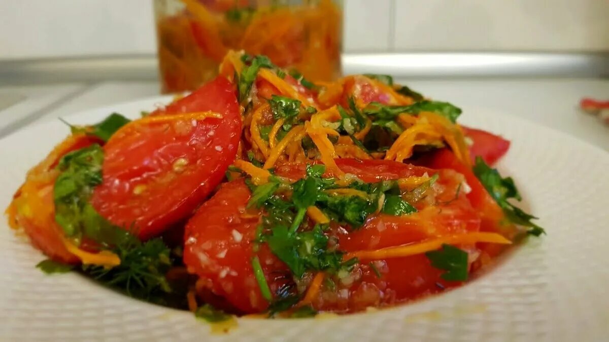 Лечо из болгарского перца с помидорами и морковью и луком. Лечо с болгарским перцем. Болгарский рецепт перца с морковкой. Лечо помидор перец морква. Болгарский рецепт перца с морковкой.