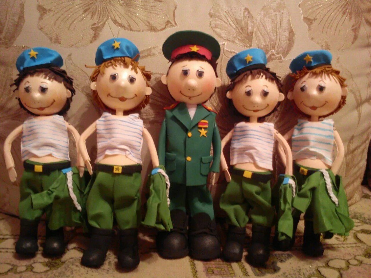 поделка ко дню защитника отечества. поделки из фоамирана на 23 февраля своими руками. поделки из фоамирана на 23 февраля. поделка из фламеранга на 23февраля. поделки на 23 февраля.