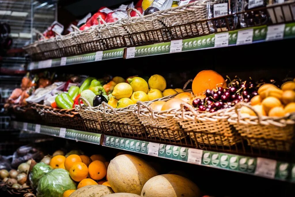 еда в магазине. универмаг добрынинский. продуктовый супермаркет. китайские продукты. продуктовый магазин внутри.