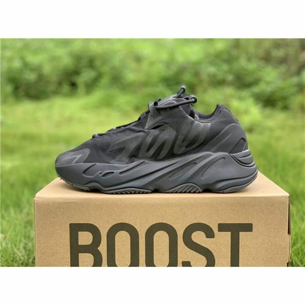 Кроссовки yeezy 700. Adidas Yeezy Boost 700 Black. Адидас ИЗИ буст 700 MNVN. Кроссовки Yeezy Boost 700 MNVN. Adidas Yeezy Boost 700 черные.