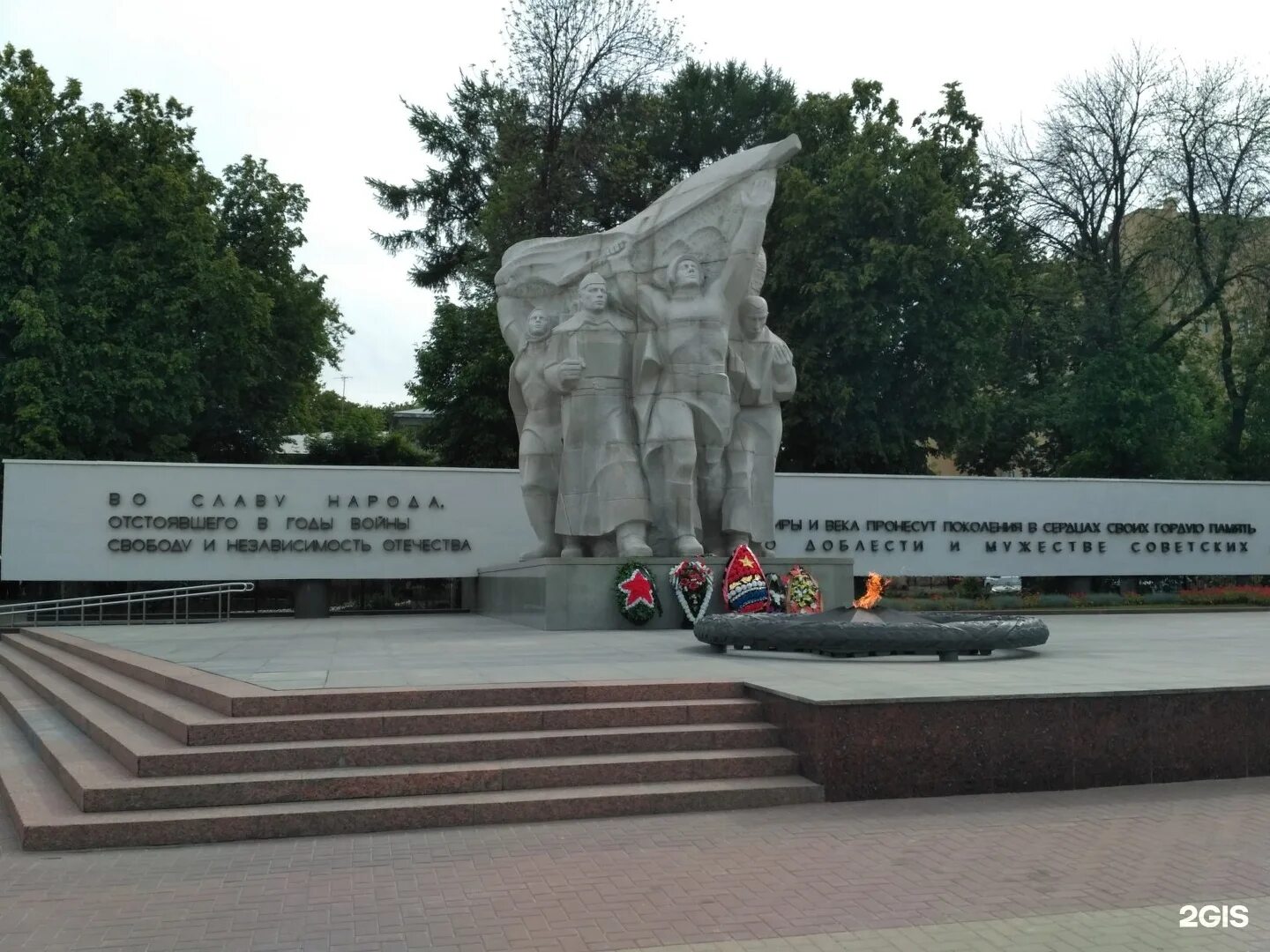 Пл победы рязань. Вечный огонь мемориал Рязань. Монумент Победы Рязань. Памятник на площади Победы Рязань. Вечный огонь Рязань площадь Победы.