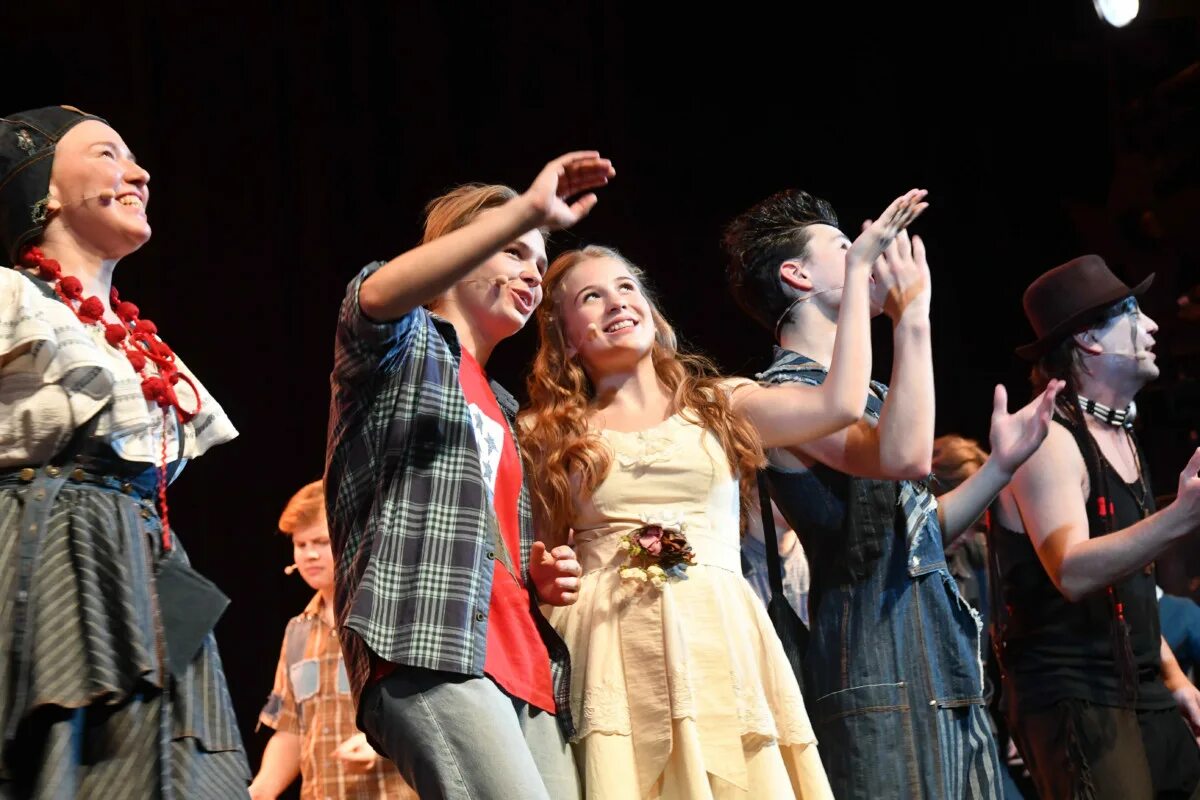 Кровавая свадьба в театре в городе норильске. Театр драмы челябинск продавец дождя. Очи черные спектакль норильск. Спектакль очи черные в театре в городе норильске. В.