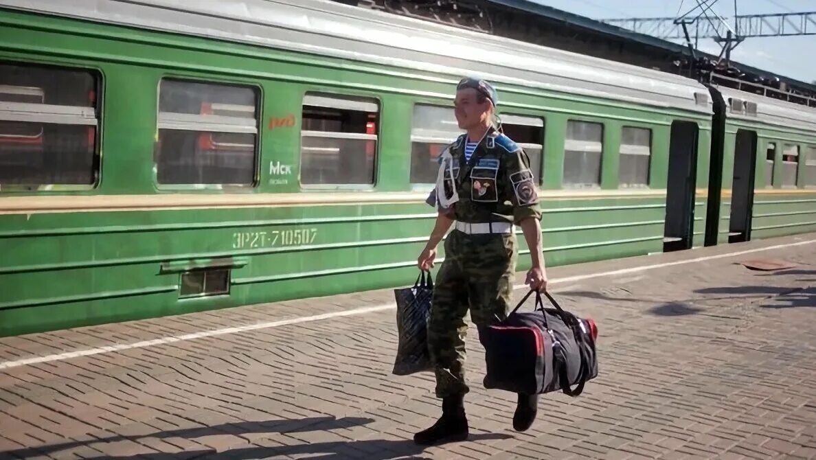 Дембель на вокзале. Солдат на перроне. Солдаты на вокзале. Поезд в армию.