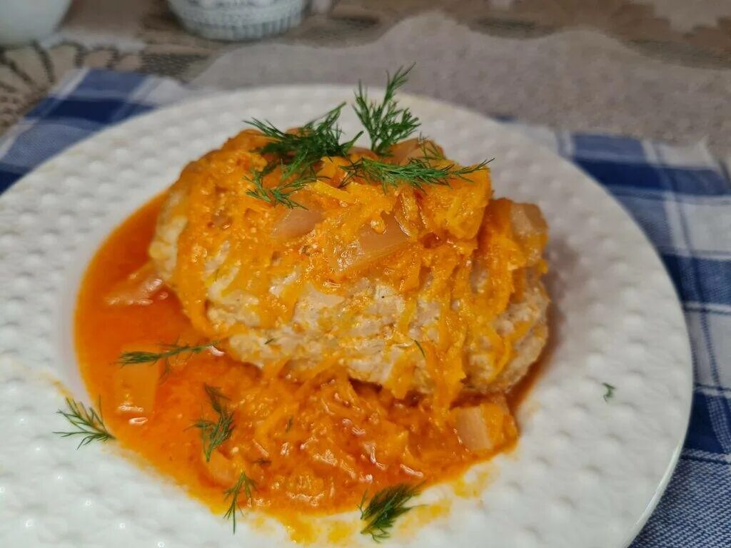 Ленивые голубцы с капустой рисом и фаршем. Голубцы ленивые на тарелке. Ленивые голубцы с соусом. Ленивые голубцы с капустой с подливкой. Ленивые голубцы с подливкой.