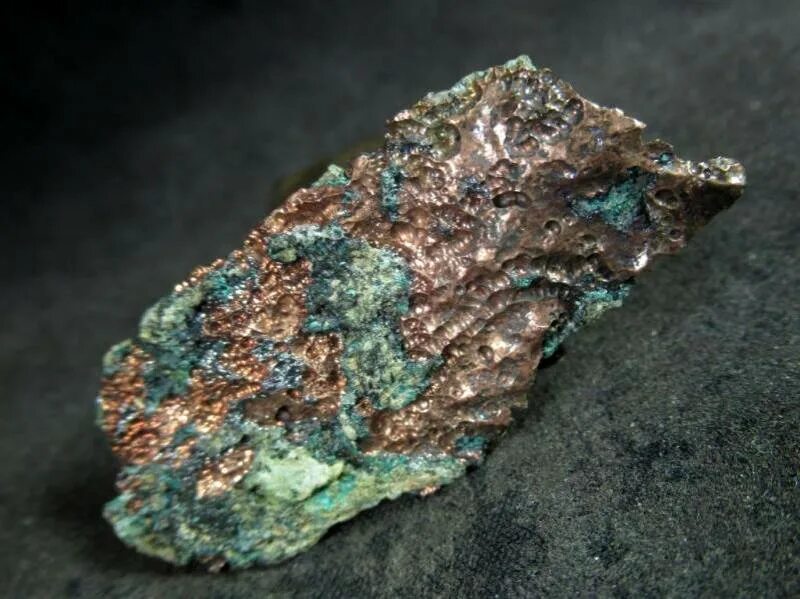 Медная руда вид. Медь самородная минерал. Медь самородная Кольский полуостров. Самородки меди в природе. Самородная медь с кристаллами.