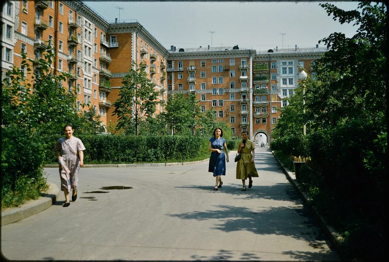 Дома 80х. Двор СССР 50е. Двор Россия 90е пятиэтажки. Хрущёвки СССР. Экспериментальный квартал 9-й Черемушки.