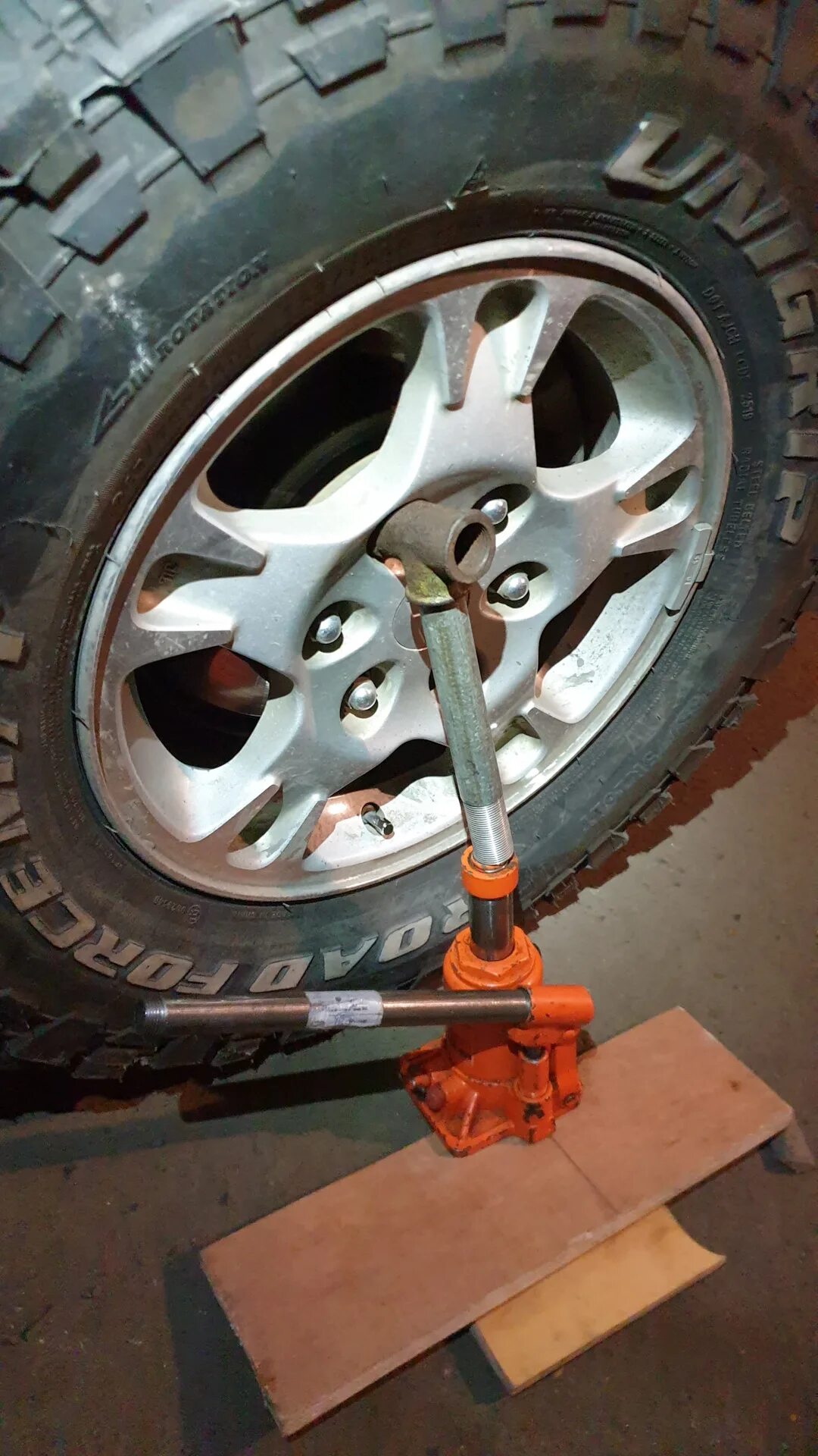 Лачетти домкратить. Поднять колесо. Приспособление для подъема машины за колесо. Поднять колесо. Поднять колесо.