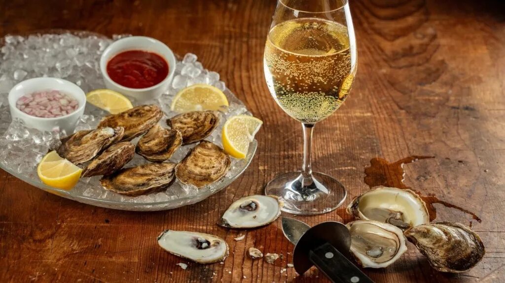 Устрицы и белое вино. Вино под устрицы. Устрицы еж шампанское. Пино нуар игристое устрицы. Устрицы и вино.