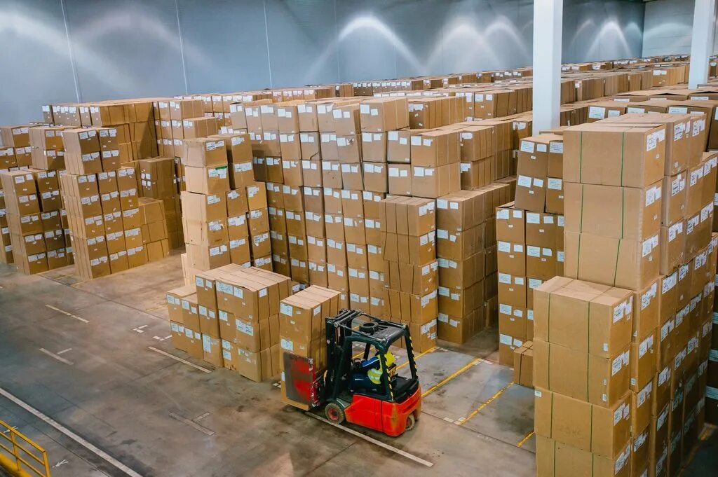 сколько человек работало на складе в шушарах. логистика склад. сколько складов яндекса в питере. лахтинский пр-кт, 10. форма работника склада.