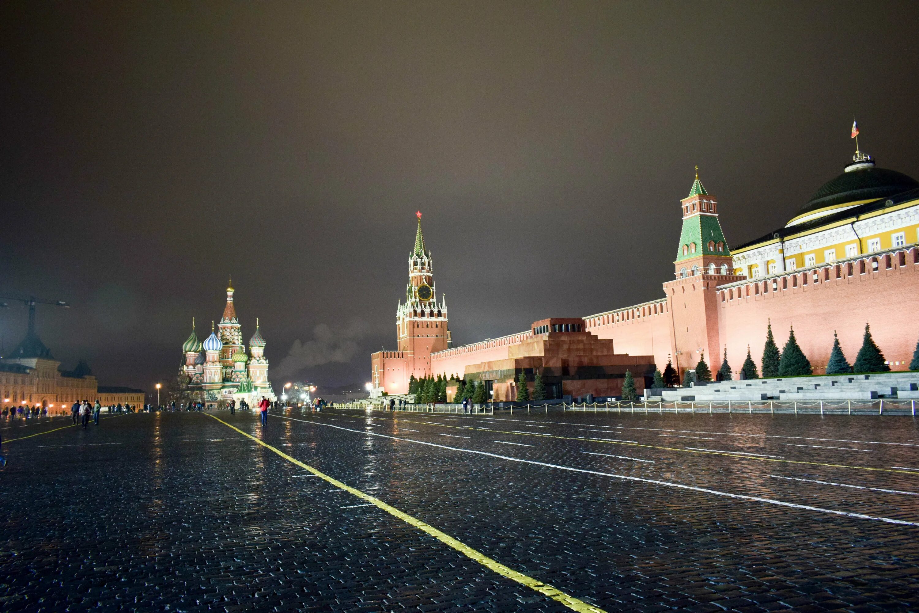 Московский кремль имеет двадцать. Московский Кремль и красная площадь. Площадь Московского Кремля. Московский Кремль Moscow Kremlin 1970. Москва Кремль красная площадь.