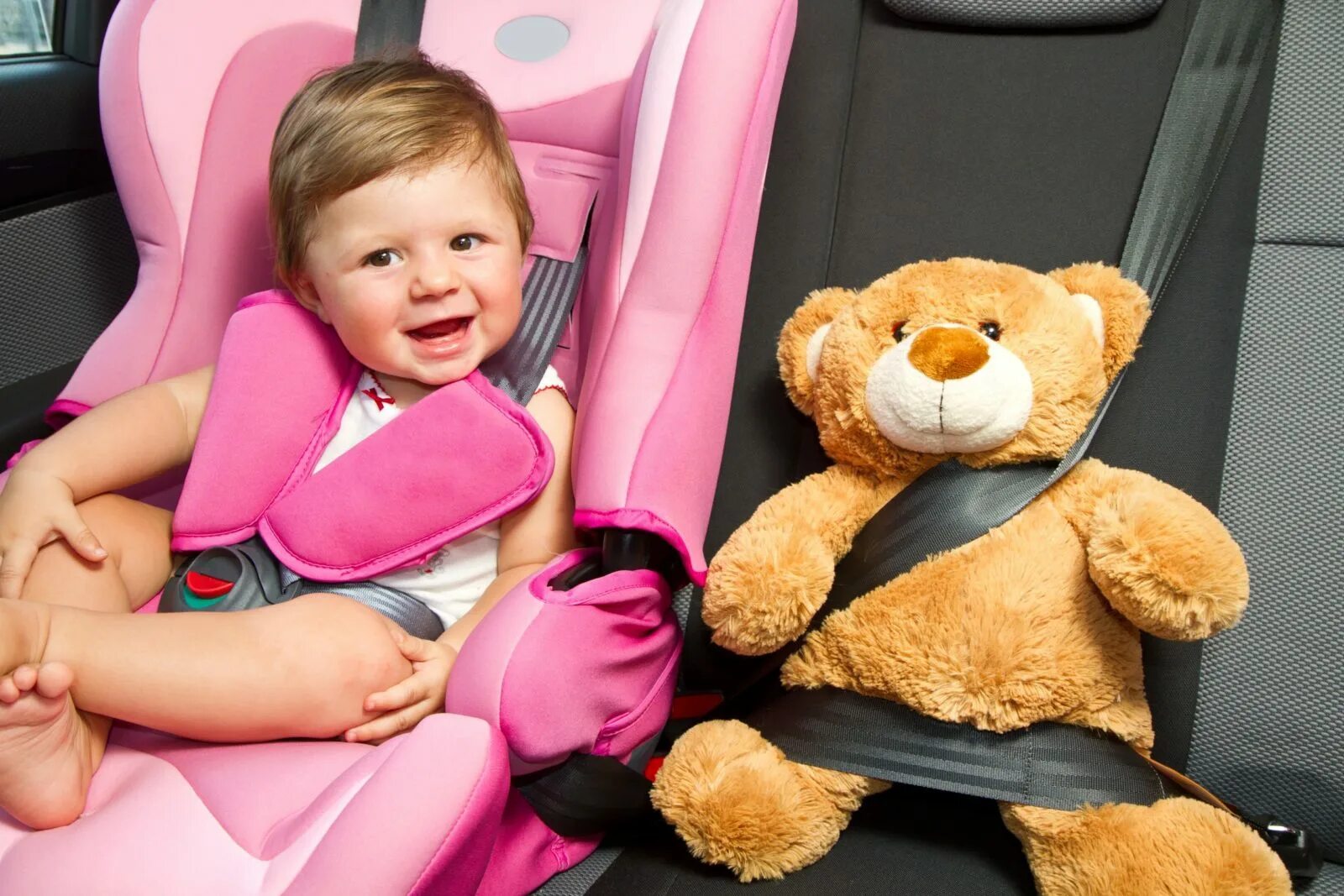 Автокресло должно быть. Детское кресло. Ребенок в автокресле. Автомобильное кресло для детей. Кресло для детей в машину.