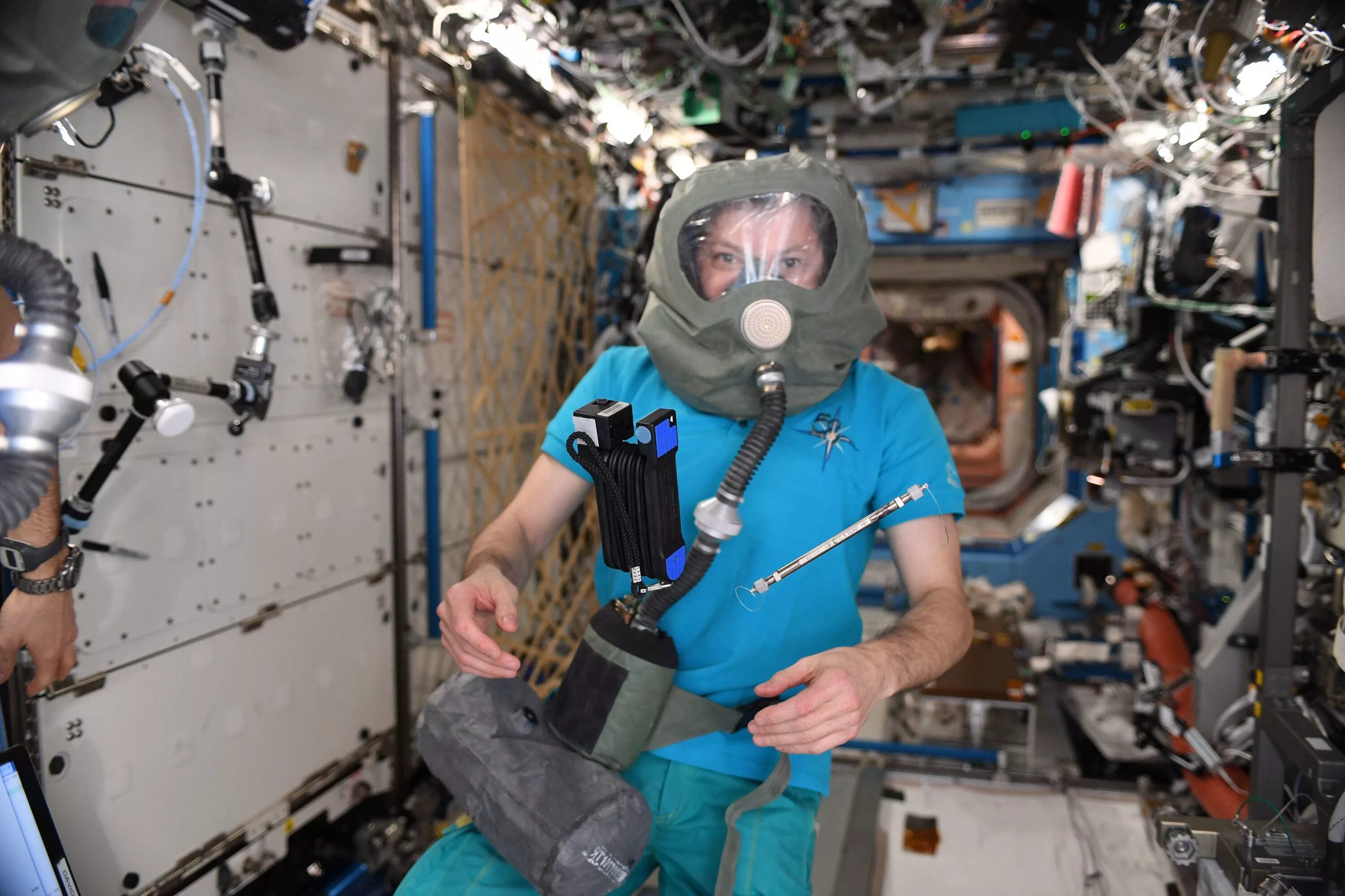 космонавты в невесомости на мкс. обследование космонавтов. олег артемьев в космосе. мкс иван вагнер. овчинин на мкс.