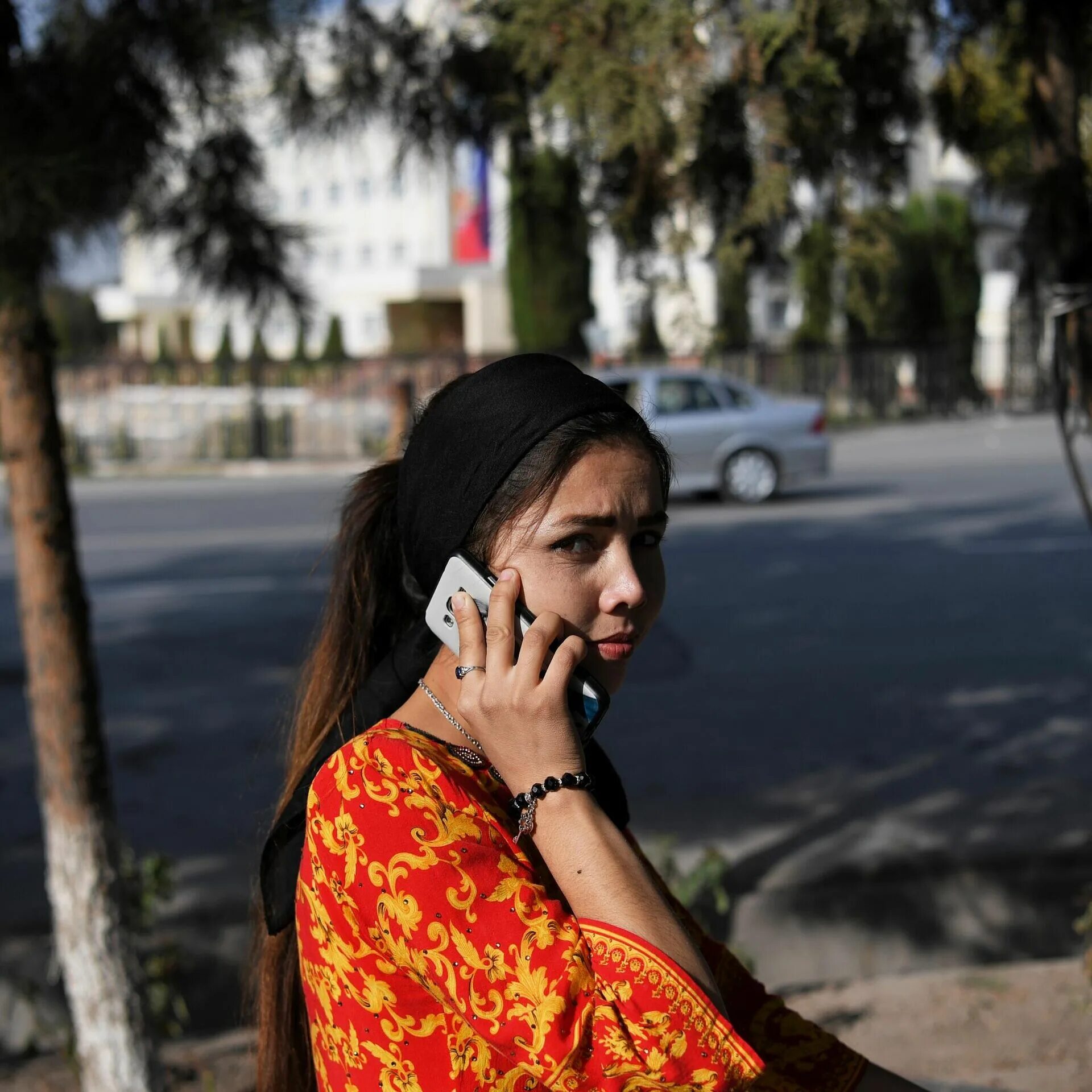 Телефон по таджикски. Девушка. Таджичка с телефоном. Таджикские девушки на улице. Таджикский транс девушки.