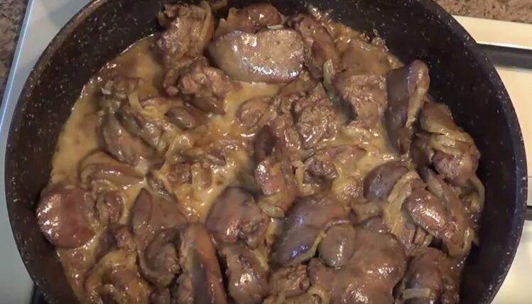 Пожарить печенку куриную на сковороде вкусно. Печень куриная жареная. печень куриная жареная на сковороде. куриная печень с луком на сковороде. печень жареная с луком на сковороде.