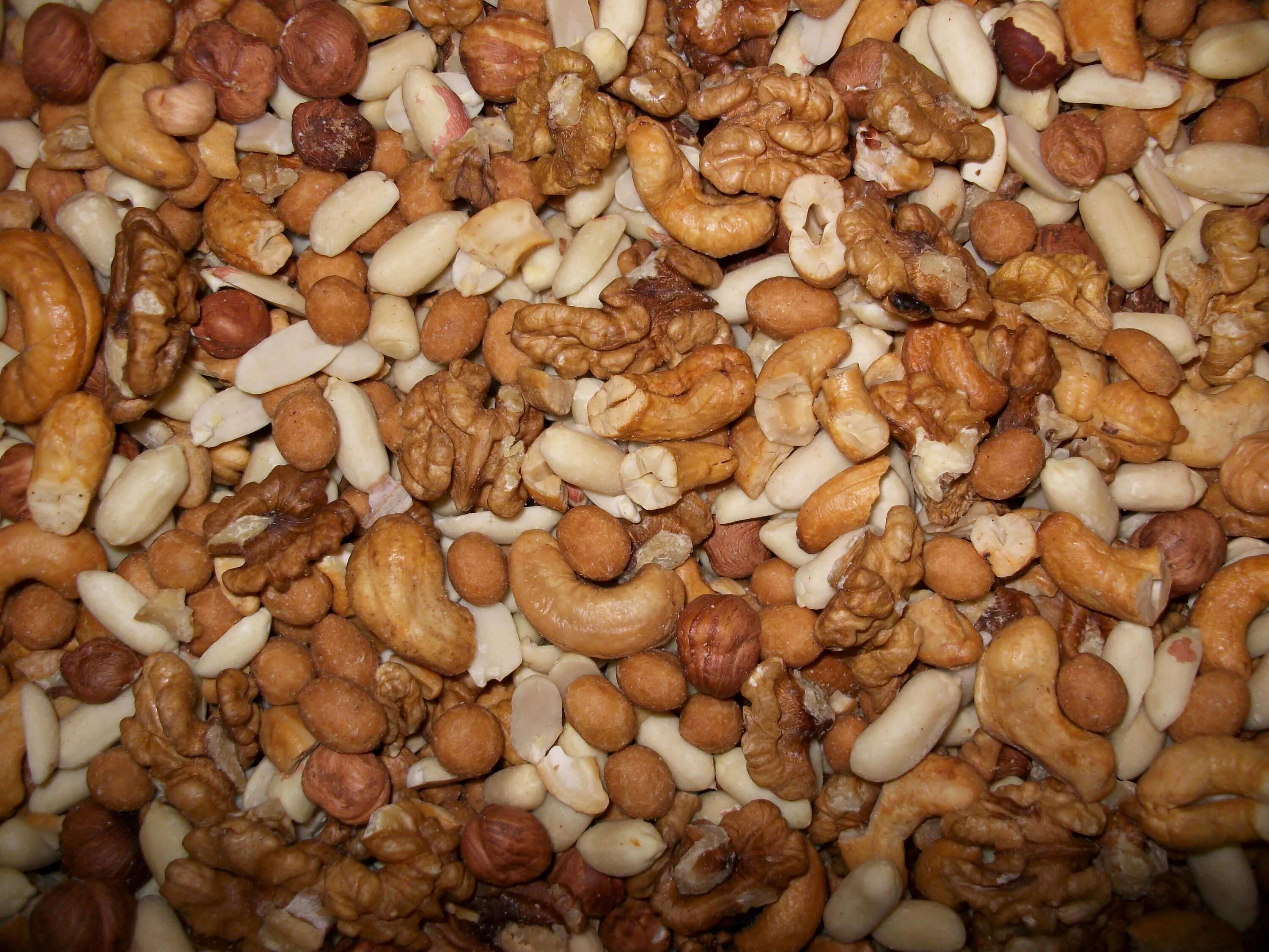 грецкий орех на черном фоне. грех орех. памирский грецкий орех. грецкий орех очищенный узбекистан. микс фундук кешью миндаль арахис.