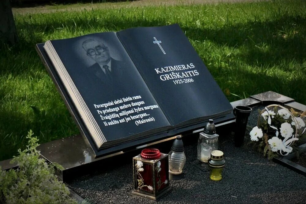 Памятники и надгробия на могилу. Памятник книжка на могилу. Надгробный памятник книжкой. Могильные плиты из гранита. Памятник в виде книжки на могилу.