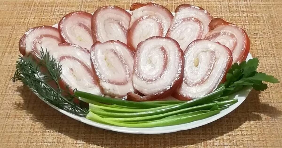 Как сделать рулет из свиного сала. Рулет из сала со шкуркой. Свиной рулет поркетта. Как сделать рулет из свиного сала. Рулет из свиного сала.