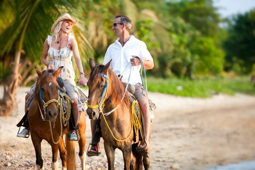 Women riding men. Конный спорт в Пхукете. Романтическая прогулка на лошадях. Прогулка верхом на лошади. Фотосессия с лошадьми.