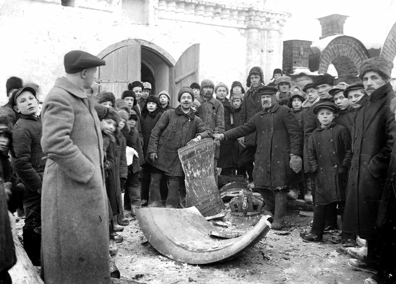 Век после революции. Разграбление церквей большевиками в 1917. Гонения Большевиков на Церковь. Революция 1917 гонения на Церковь. Церкви в революции 1917 СССР.