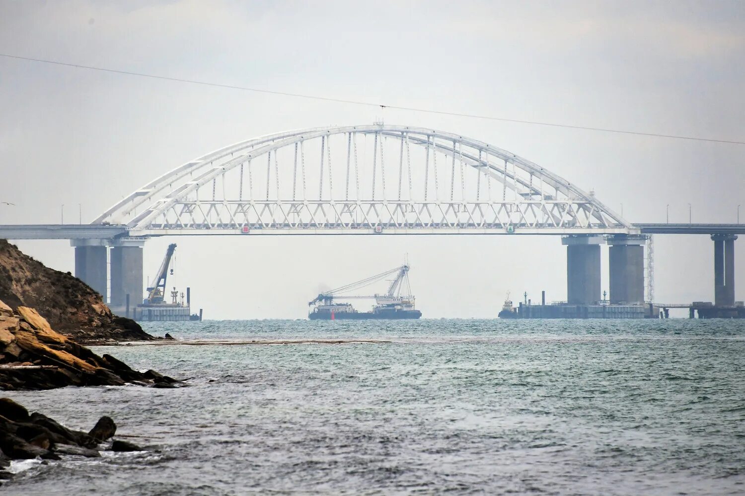 Виндгуру керченский пролив. Керченский пролив россия. крымский мост через керченский пролив. мост благовещенск хэйхэ. крымский мост корабли.