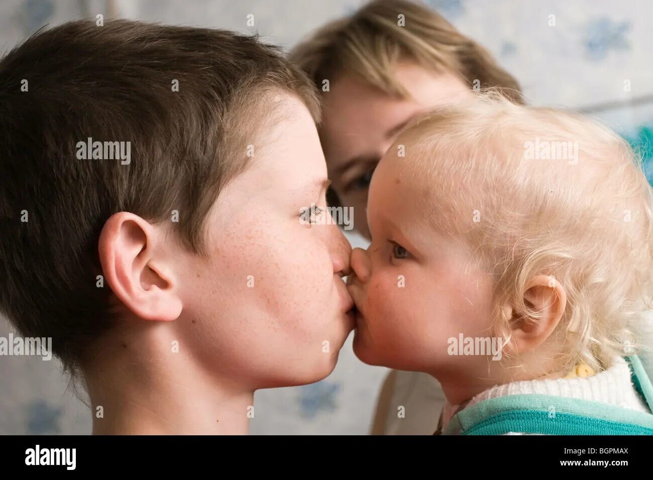 Литтл Киссинг. Кисс Литтл бойс. Brothers kissing. Поцелуй брата Challenge. He has brother and sister