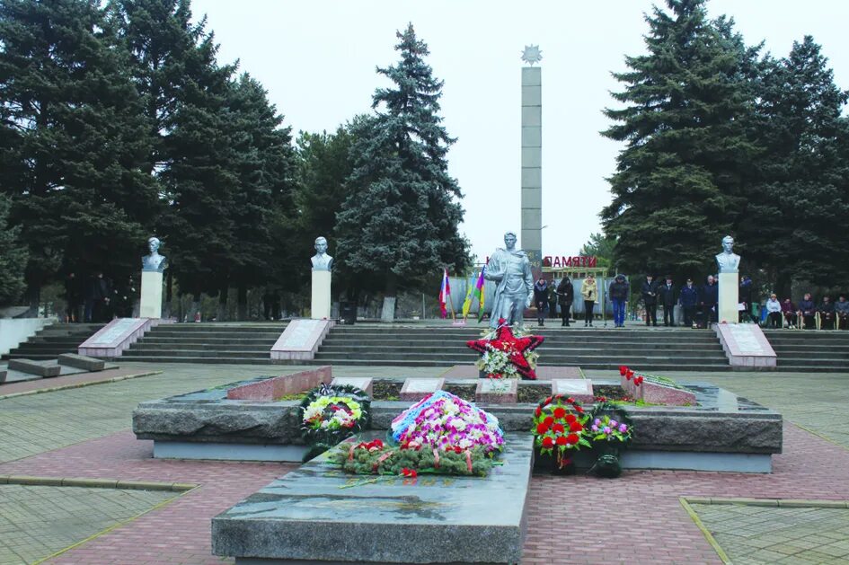 Погода станица староминская краснодарский. Парк 30 летия Победы Староминская. Парк 30 летия Победы Староминская памятники. Мемориальный комплекс Староминская. Мемориальный комплекс в станице Староминской.