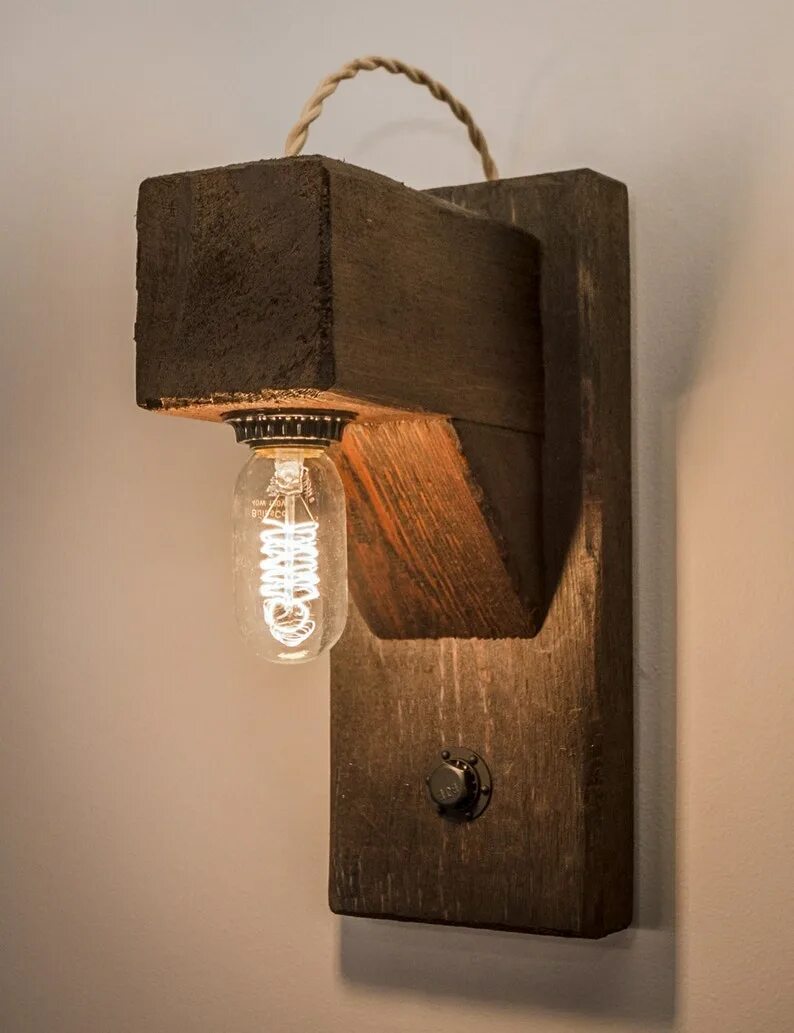 Самодельные настенные. Настенный светильник Omni Wood. Светильник из дерева. Светильник бра из дерева. Необычные светильники из дерева.