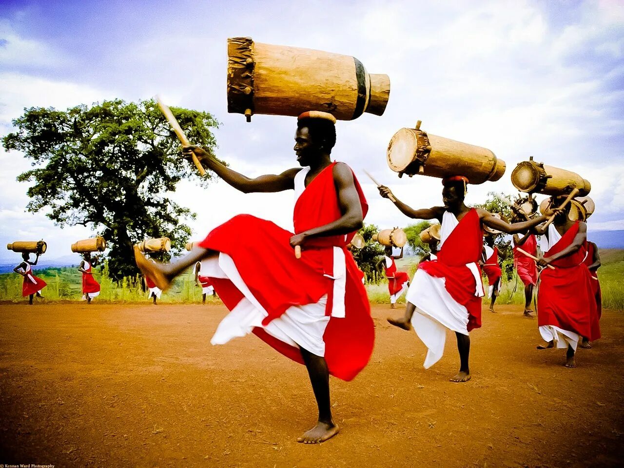 Где негры танцуют. Ритуальные танцы народов Африки. Африканцы с барабанами. Танцы народов Африки. Африканские ритуальные танцы.