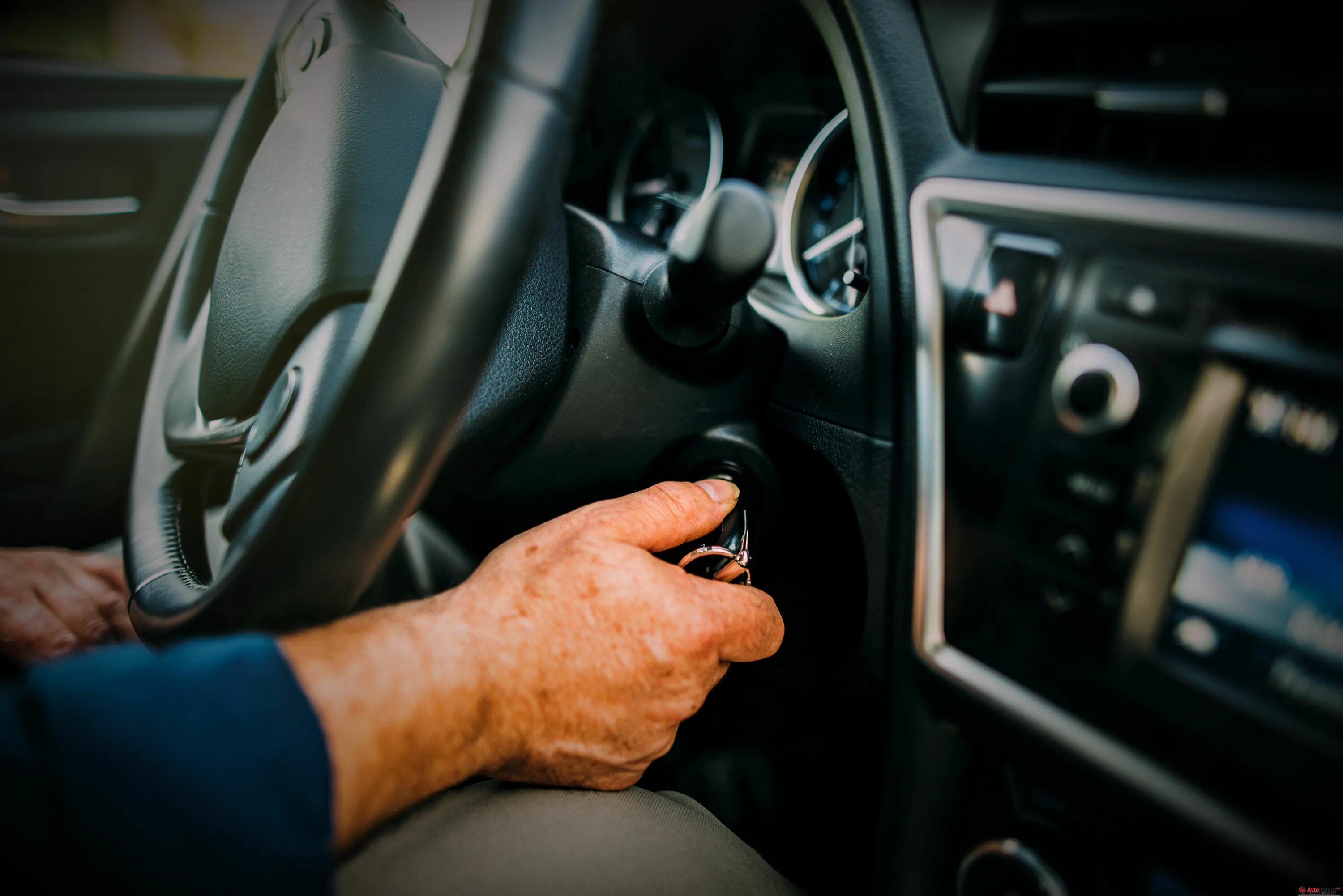 He doesn t driving. Завести машину. Машина заводится. Запуск двигателя автомобиля. Машина не заводится.