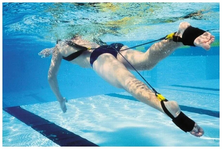 Резинка для плавания в бассейне. Тренажёры для ног для плавания. Тренажер для пловцов брассом.
