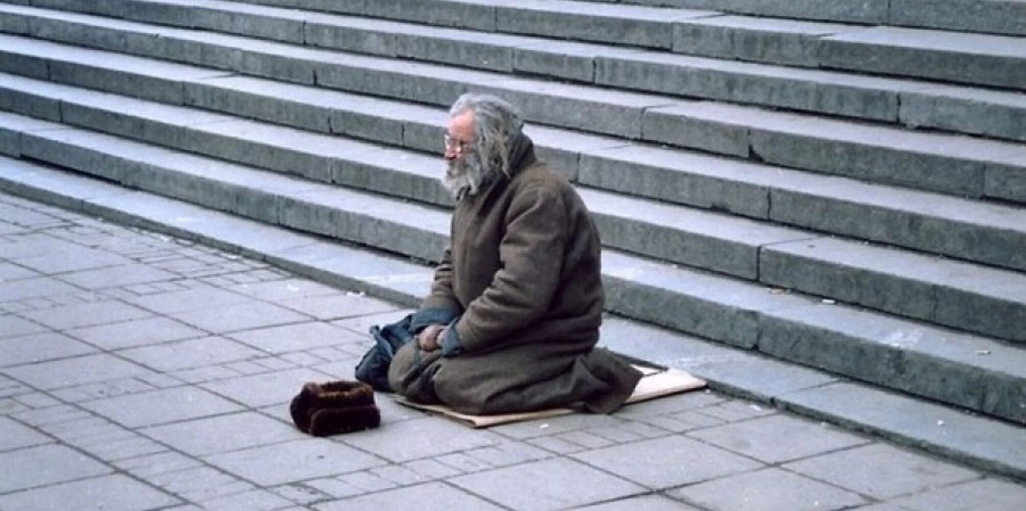 Жизнь стоит на паперти и просит. Бездомный старик. Нищий на паперти. Старик с протянутой рукой. Бедный старик.